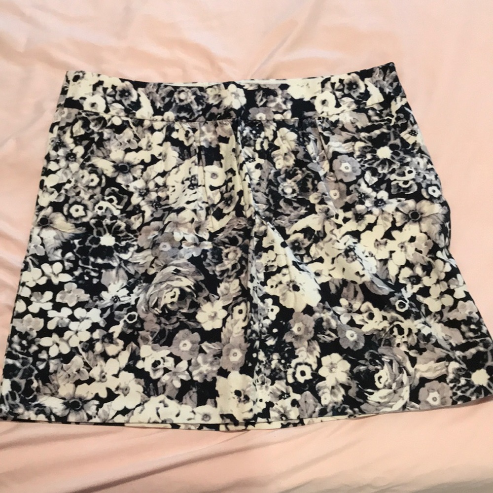 Gap Black/White Floral Mini Skirt with POCKETS!